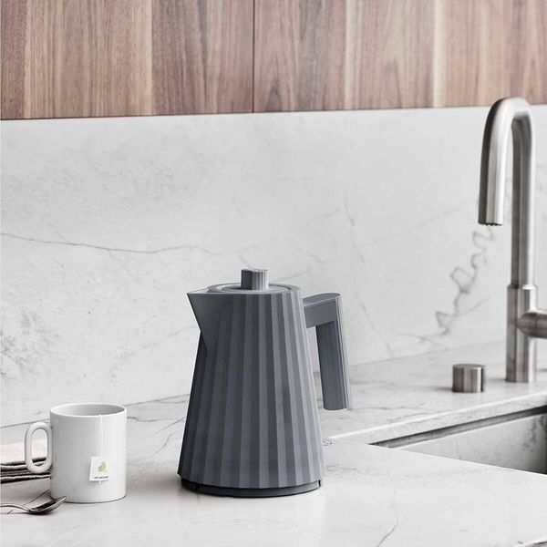 Gr&aring; Pliss&eacute; Elektrisk vannkoker 1 liter by Alessi